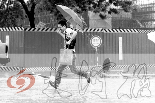 鄭州經(jīng)三路與北環(huán)交叉口處，積水較深，行人們不得不“練輕功”。 記者 白周峰 攝影