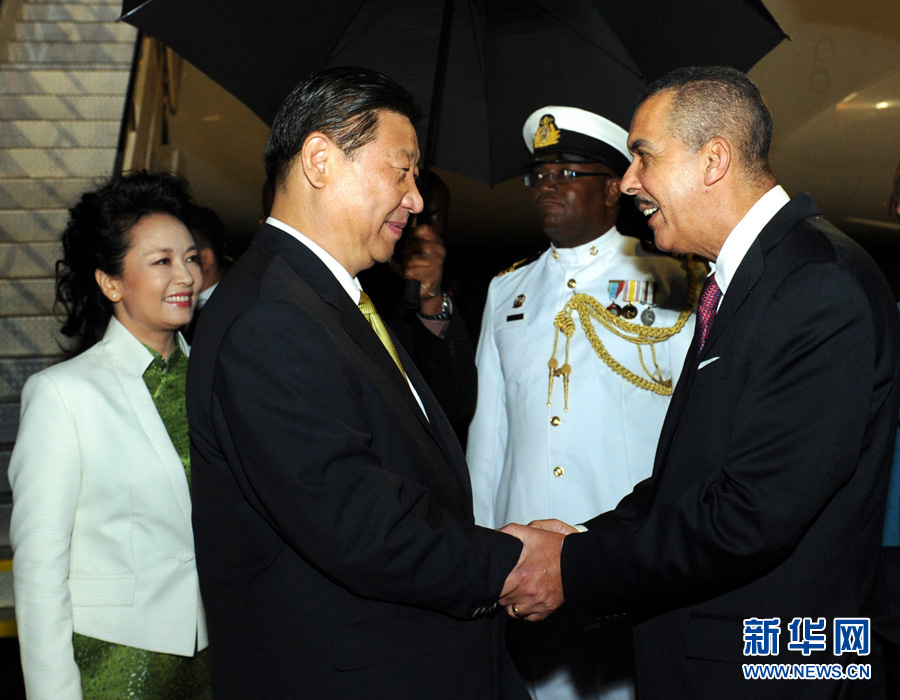 特立尼達和多巴哥總統(tǒng)卡莫納夫婦、總理比塞薩爾等到機場迎接習(xí)近平和夫人彭麗媛。饒愛民 攝