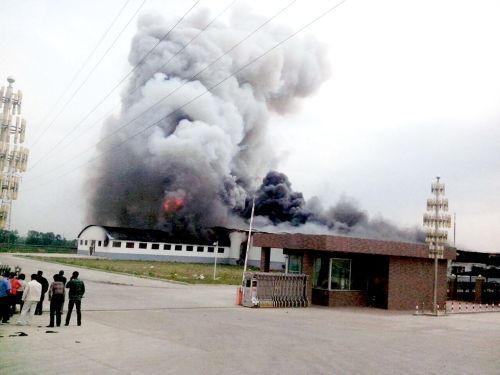 現(xiàn)場濃煙滾滾。