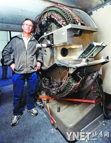 “追風(fēng)者”蒂姆·薩馬拉斯展示其超級(jí)相機(jī) “追風(fēng)者”蒂姆·薩馬拉斯展示其超級(jí)相機(jī)