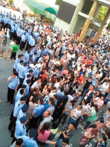 　考生家長(zhǎng)圍堵在考點(diǎn)門口。 網(wǎng)絡(luò)截圖