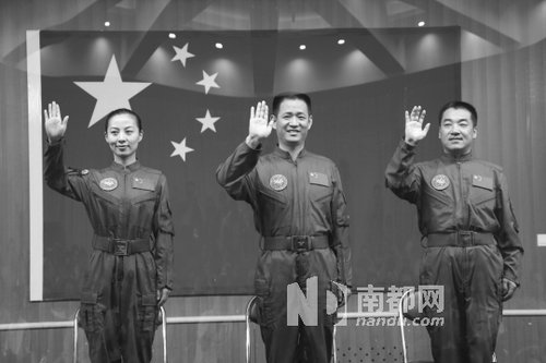 神舟十號(hào)航天員王亞平(左)、聶海勝(中)、張曉光(右)。 新華社發(fā)