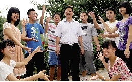 同學(xué)們用手臂連成光環(huán)，把班主任老師圍起來，表達(dá)對他的敬意和謝意。