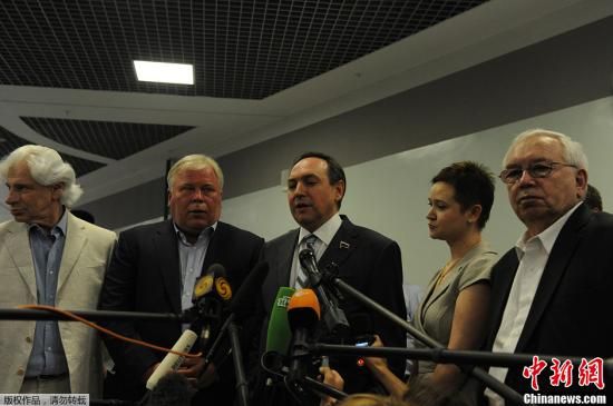 據(jù)外媒報(bào)道，美國(guó)“棱鏡”監(jiān)控計(jì)劃泄密者愛(ài)德華·斯諾登于莫斯科時(shí)間7月12日在莫斯科謝列梅捷沃機(jī)場(chǎng)與多家人權(quán)機(jī)構(gòu)代表人士舉行會(huì)談。圖為參加會(huì)談的人權(quán)代表接受媒體采訪。