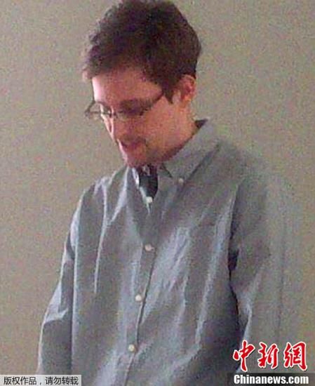 據(jù)外媒報(bào)道，美國(guó)“棱鏡”監(jiān)控計(jì)劃泄密者愛(ài)德華·斯諾登于莫斯科時(shí)間7月12日在莫斯科謝列梅捷沃機(jī)場(chǎng)與多