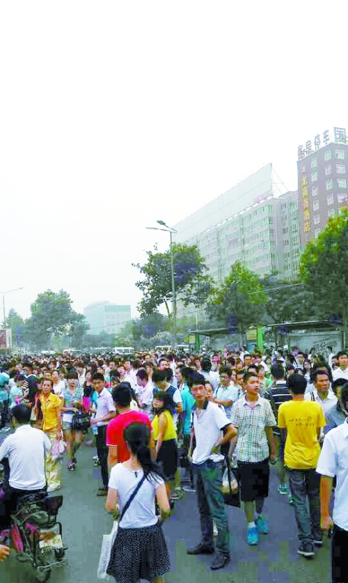 　早高峰等公交，場(chǎng)面蔚為壯觀（網(wǎng)友供圖）。