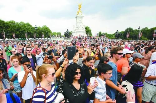 7月23日，在英國(guó)倫敦白金漢宮外，民眾們爭(zhēng)相閱讀“王室寶寶”出生的正式公告。