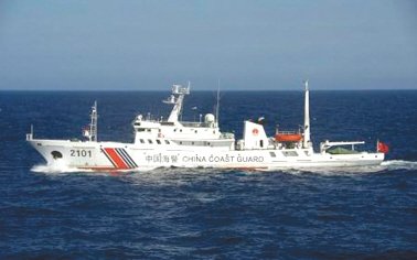 24日在釣魚(yú)島附近海域巡航的中國(guó)海警船。
