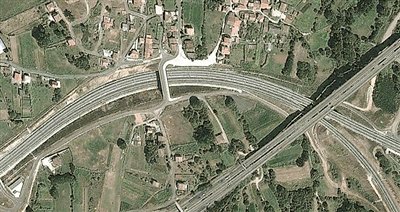 事發(fā)地的急轉(zhuǎn)彎道。以下是監(jiān)控視頻截圖。