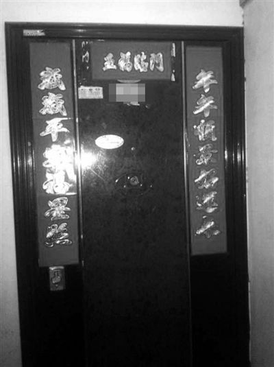 昨天22時許,被摔女童家房門緊閉,多名家屬稱,在協(xié)商處理孩子后事。新京報記者 楊鋒 攝