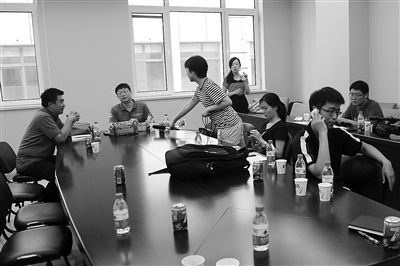 昨日，什剎海街道辦事處第四會(huì)議室，“什剎海女童練攤父親被打”事件的通氣會(huì)現(xiàn)場(chǎng)。