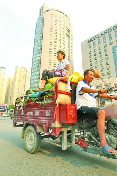 多賣瓜，瓜農(nóng)在烈日下奔波忙碌。