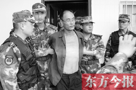 7月27日13時50分許，駐馬店市西平縣的“7·25”連環(huán)殺人案犯罪嫌疑人丁金華（左三）在禹州落網(wǎng)