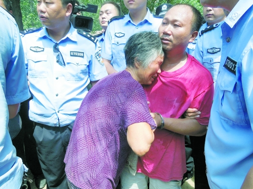 潛逃23年，歸案之時(shí)再見父母，最不能承受的究竟是誰？