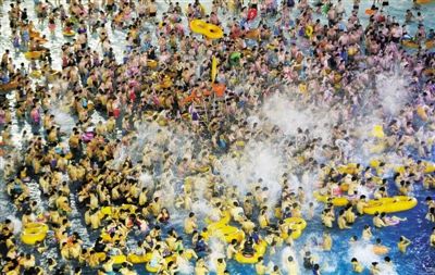 29日，湖北省武漢市，近日江城暑熱難解，人們紛紛前往水上樂(lè)園解暑，由于人數(shù)眾多，形成了“下餃子”的壯觀場(chǎng)面。圖/CFP