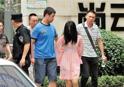 一名女犯罪嫌疑人被警方押出。新華社記者 薛玉斌 攝