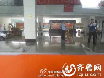 8月8號下午14時(shí)許，一女子在山東省衛(wèi)生廳辦公大樓三樓的一間辦公室內(nèi)，被一名年輕男子劫持。