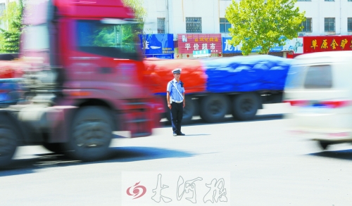 連霍高速受橋梁爆破影響禁止通車，310國道車流量迅速增加，當(dāng)?shù)亟痪块T安排大量警力保障道路暢通。