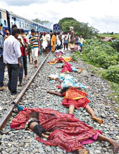 19日，事故現場遇難者的遺體。