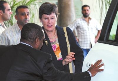 24日，聯(lián)合國副秘書長凱恩（右二）抵大馬士革。新華社發(fā)