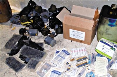 24日，敘利亞政府對外展示在大馬士革朱巴爾區(qū)破獲的反對派軍火庫中的化學(xué)制劑。新華社發(fā)