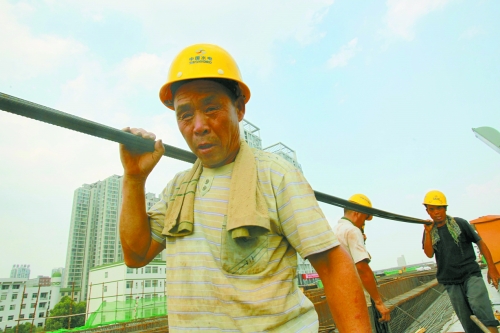 農(nóng)民工工作辛苦，權(quán)益理應(yīng)有保障。