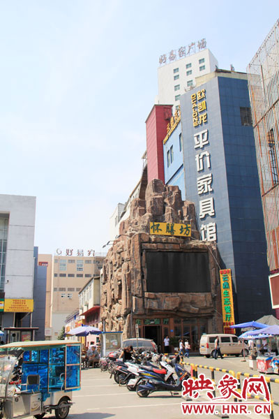 在該酒店一層的入口處，屹立著一座4層樓高的假山，氣勢(shì)雄偉。