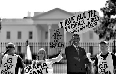 2日，反戰(zhàn)人士在白宮前高舉標(biāo)語(yǔ)，抗議美國(guó)可能對(duì)敘動(dòng)武。