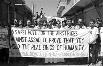 6日，敘利亞西北部的民眾打出橫幅，要求美國對敘動武。