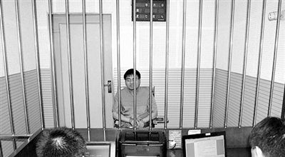 警方審訊犯罪嫌疑人“秦火火”。