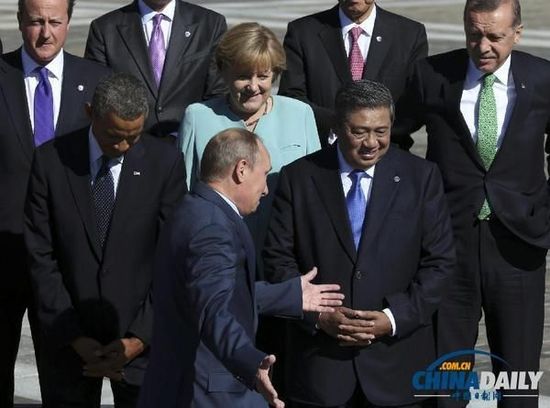 奧巴馬低頭不看普京，普京也閉眼做鬼臉并攤手表無(wú)奈。