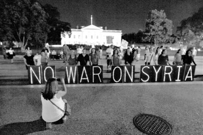 10日，華盛頓，美國(guó)反戰(zhàn)民眾在白宮前抗議對(duì)敘動(dòng)武。