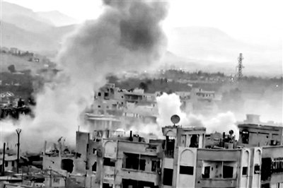 　10日公布的視頻顯示，敘利亞大馬士革地區(qū)，樓房遭重型火炮襲擊，現(xiàn)場(chǎng)濃煙滾滾。