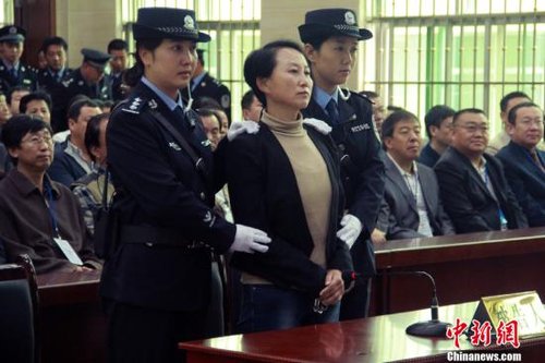 9月24日上午8時30分，陜西“房姐”龔愛愛涉嫌偽造、買賣國家機(jī)關(guān)證件一案，在陜西靖邊縣人民法院公開