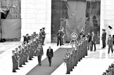 2012年11月27日，開(kāi)棺檢驗(yàn)阿拉法特尸骨后，巴方為其舉辦重新安葬儀式。