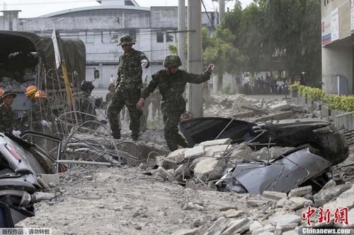 10月15日，菲律賓中部地區(qū)發(fā)生7.2級地震，災(zāi)情持續(xù)擴(kuò)大，菲官方稱地震已造成宿務(wù)、保和等省份數(shù)十人遇難，數(shù)百人受傷，大批建筑物受損。圖為菲律賓軍方在搜救被困者。