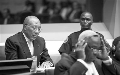 9月26日，荷蘭海牙，利比里亞前總統(tǒng)查爾斯·泰勒在法庭接受審判。