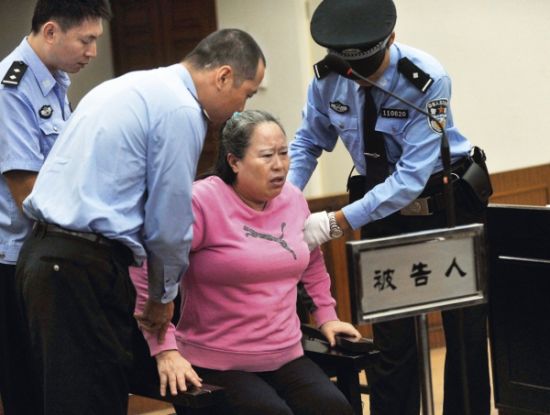 9月24日，在公訴人宣讀起訴書時，丁書苗因身體不停顫抖一度站立不穩(wěn)，被法警扶住