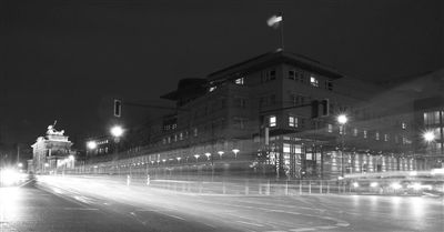 美國駐德國大使館夜景，這里被懷疑設(shè)有監(jiān)聽站。