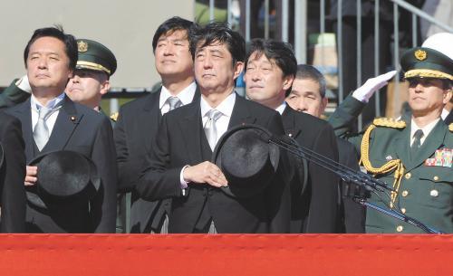 　27日上午，日本首相安倍晉三在琦玉縣的自衛(wèi)隊(duì)朝霞訓(xùn)練場出席陸上自衛(wèi)隊(duì)年度閱兵式