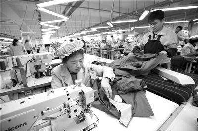 12月19日，朝鮮工人在開城工業(yè)園區(qū)工作。當日，由二十國集團（G20）的經濟官員、國際金融組織相關負責人以及各國記者等組成的國際代表團訪問工業(yè)園區(qū)。今年4月朝鮮單方面關閉開城工業(yè)園，9月才宣布重開。新華社發(fā)