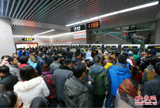11點(diǎn)59分，紫金山地鐵站售票機(jī)前擠滿了買票的市民，場(chǎng)面如同春運(yùn)