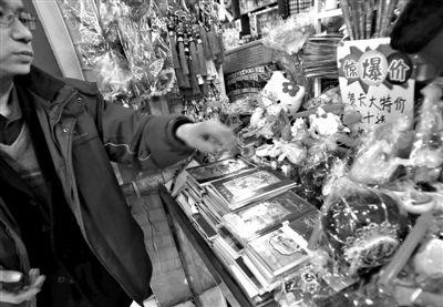 12月27日，世紀(jì)天鼎購物廣場的一位商戶表示，今年的賀卡明顯沒有前幾年好賣。新京報記者 王貴彬 攝