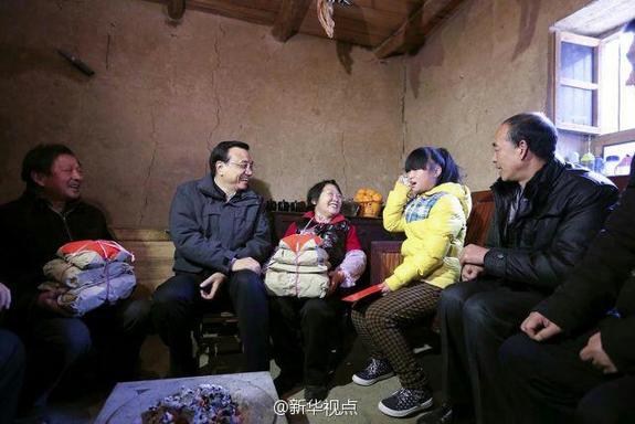 27日，李克強(qiáng)到安康旬陽金坡村看望留守兒童。