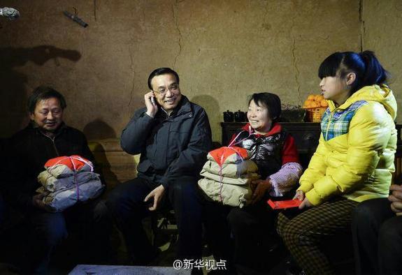 27日，李克強(qiáng)到安康旬陽金坡村看望留守兒童。