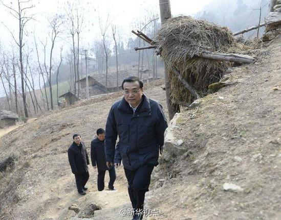 27日，李克強(qiáng)到安康旬陽金坡村看望留守兒童。