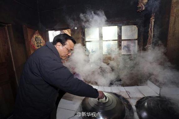 27日，李克強(qiáng)到安康旬陽金坡村看望留守兒童。