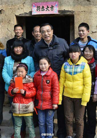 27日，李克強(qiáng)到安康旬陽金坡村看望留守兒童。