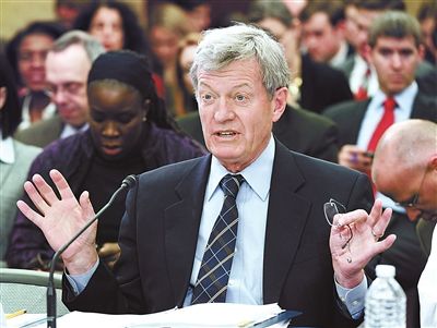 2012年2月1日，鮑卡斯在國會會議上發(fā)言供圖/IC