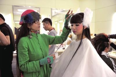 馮氏春晚遭調(diào)侃：年會不錯(cuò) 辦得跟春晚似的